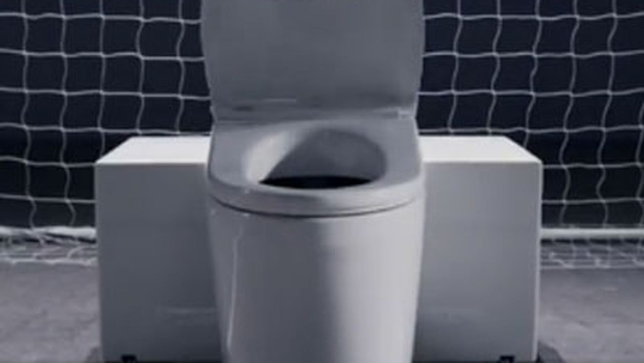 Cel mai mare cosmar al lui Messi si al lui Ronaldo! WC-ul asta e mai tare decat orice portar, nicio minge nu trece de el!