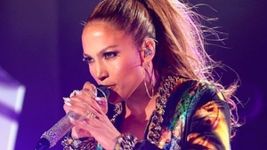 La 49 de ani a făcut un show incendiar! Jennifer Lopez i-a dansat în poală unui fan