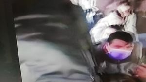 Imagini uluitoare în Vama Nădlac! Cum sunt înghesuiți oamenii într-un autocar care îi duce în carantină: ”Mână criminală!”