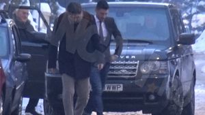 IMAGINILE CARE VOR DA FOC FOTBALULUI DIN ROMÂNIA! CANCAN.ro a filmat o ÎNTÂLNIRE SECRETĂ la o zi după ce Piţurcă a anunţat că susţine Armata în războiul cu Becali. Şi-au făcut planul ca să-i ia Steaua lui Gigi?!