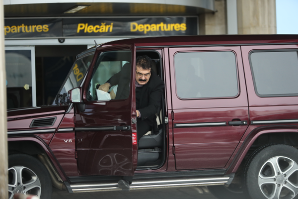 "Șeicul" coboară dintr-un Mercedes G AMG 63 la Otopeni