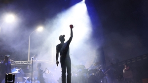 Incident HALUCINANT pe scenă! Un cântăreț renumit a CĂZUT din nou, în timpul concertului: „De ce o face des?”