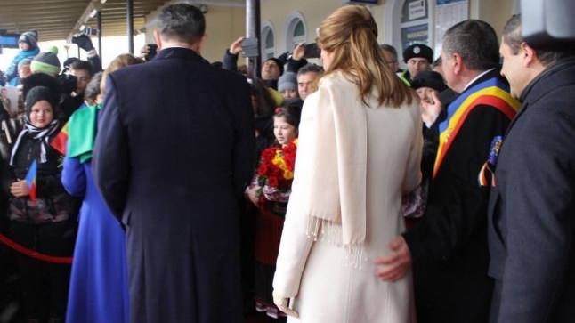Primarului din Buşteni i-a „alunecat“ mâna pe posteriorul principesei Maria. Incidentul petrecut de Ziua Naţională a isterizat tot internetul