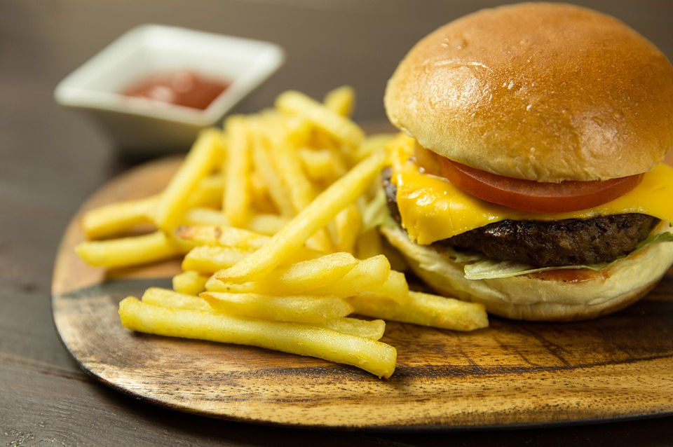Cheeseburger cu cartofi prăjiți Sursă foto: Pixabay