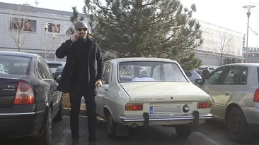 Imagini în premieră! Unul dintre cei mai cunoscuţi chefi din România a renunţat la Range Rover pentru o… ”rablă” de 45 de ani!