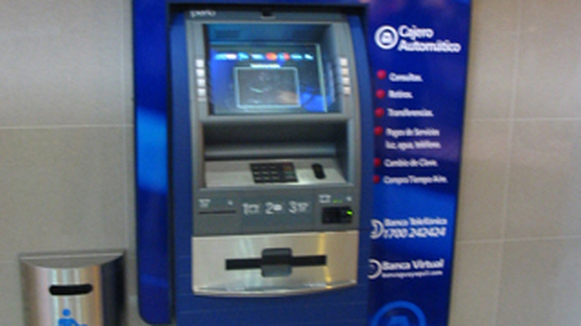 O batrana a ramas fara bani dupa ce trei persoane au pacalit-o! I-au dat foi de hartie in loc de valuta!