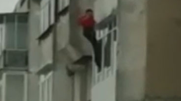 Bărbatul care și-a aruncat tatăl de la etajul 3, prins! Cum a fost găsit, dar și ce motiv a avut să fie la un pas să omoare părintele