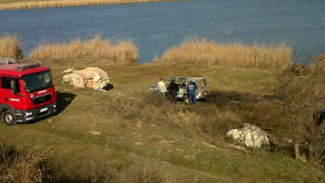 Cadavrul unui afacerist, găsit într-o maşină cuprinsă de flăcări pe malul unui lac din Constanţa
