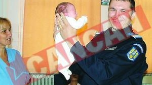 Micutul abandonat in sacosa si-a gasit nasi