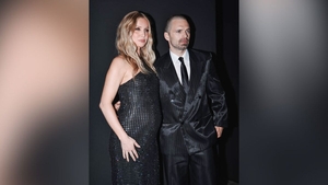 Sebastian Stan și iubita lui au atras toate privirile la Cannes. Annabelle Wallis și-a afișat pentru prima dată burtica de gravidă pe covorul roșu