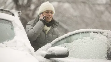 Ghid de supravietuire: ce trebuie sa faci daca ramai inzapezit si blocat in masina peste noapte?