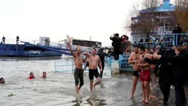 17 bărbați s-au aruncat în Dunăre, la Galați, după crucea sfințită de Bobotează