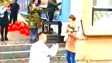 VIDEO emoționant. Cerere în căsătorie la coadă la covrigi. Modul original în care un craiovean și-a cerut iubita de soție în fața a zeci de oameni