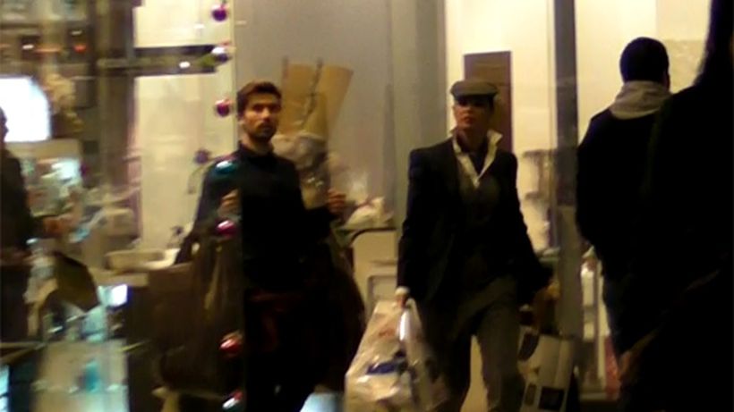 Goana Zanei dupa cadouri! A alergat, s-a impiedicat si a avut nevoie de ajutor pentru a cara toate darurile de Craciun