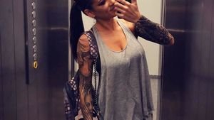 Şoferii au recunoscut-o după tatuajul din zona intimă! Roxana Vancea s-a urcat mai mult dezbrăcată pe motor