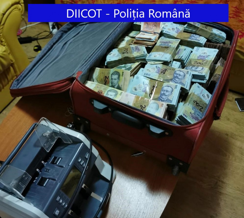 Milioane de lei ascunși în cutii și la saltea, în casa unui traficant de droguri din București