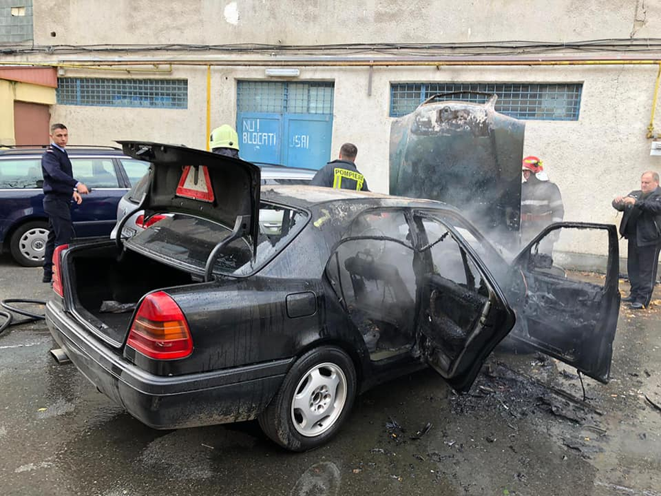 Panică în Satu Mare. O mașină a ars în totalitate, în fața unui bloc!
