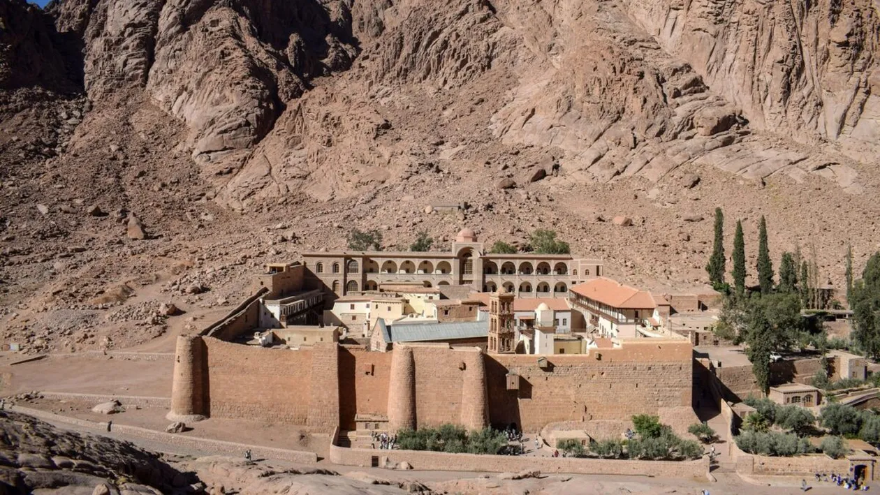 Muntele Sinai, locul unde Moise ar fi primit Cele Zece Porunci, devine un mega-resort de lux! Mormintele au fost mutate