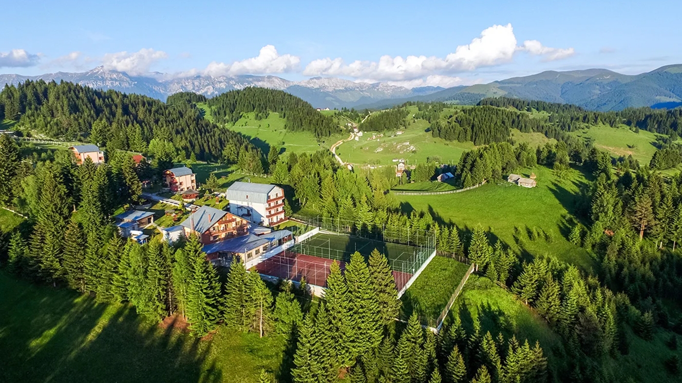 Stațiunea cu cel mai curat aer din România. În 2023, a fost votată destinația turistică numărul 1 din țara noastră
