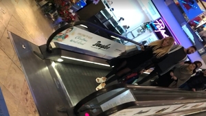 VIDEO EXCLUSIV. Sexy-patroneasa Medlife a întors toate privirile! Ce apariţie năucitoare a avut "Regina milionăreasă a selfiurilor" la shopping. Afară nu erau nici 5 grade, dar ea...