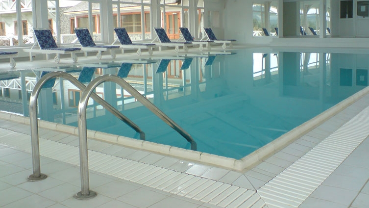 Distractie cu final tragic! Un copil de numai 10 ani s-a inecat in piscina unui hotel din Predeal
