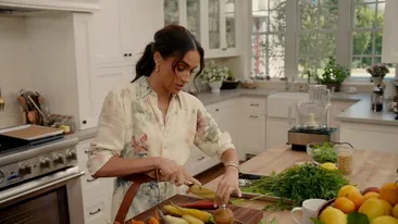 Modul BIZAR în care Meghan Markle își promovează noul serial. Cât costă bijuteriile pe care le-a purtat în timp ce gătea paste