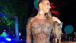 Anamaria Prodan s-a pozat dezbrăcată într-un Ferrari de 300.000 de euro!