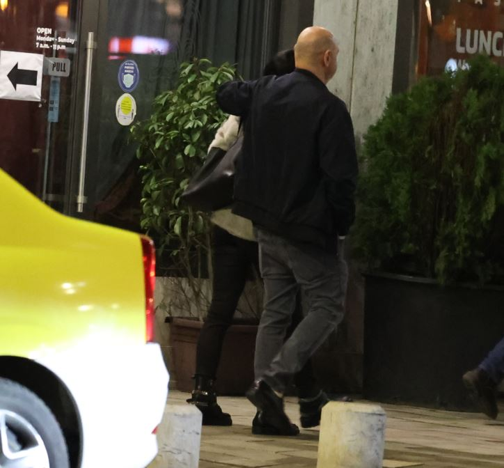 Cristian și Emilia se îndreaptă spre mașină (Foto: CANCAN.RO)