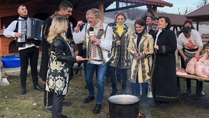 Divele folclorului românesc, dezmăț total la tăierea porcului. S-a cântat și s-a dansat!