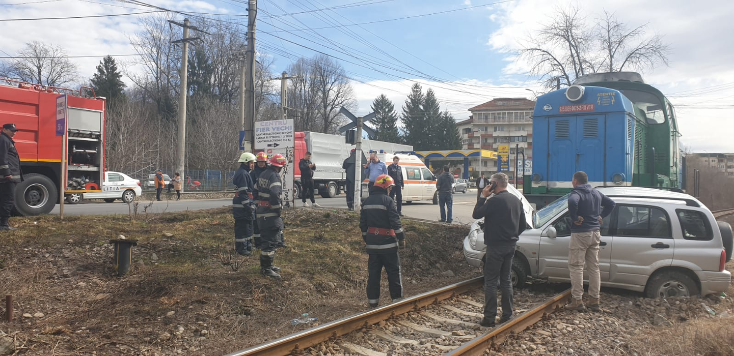 Mașina a fost lovită în plin