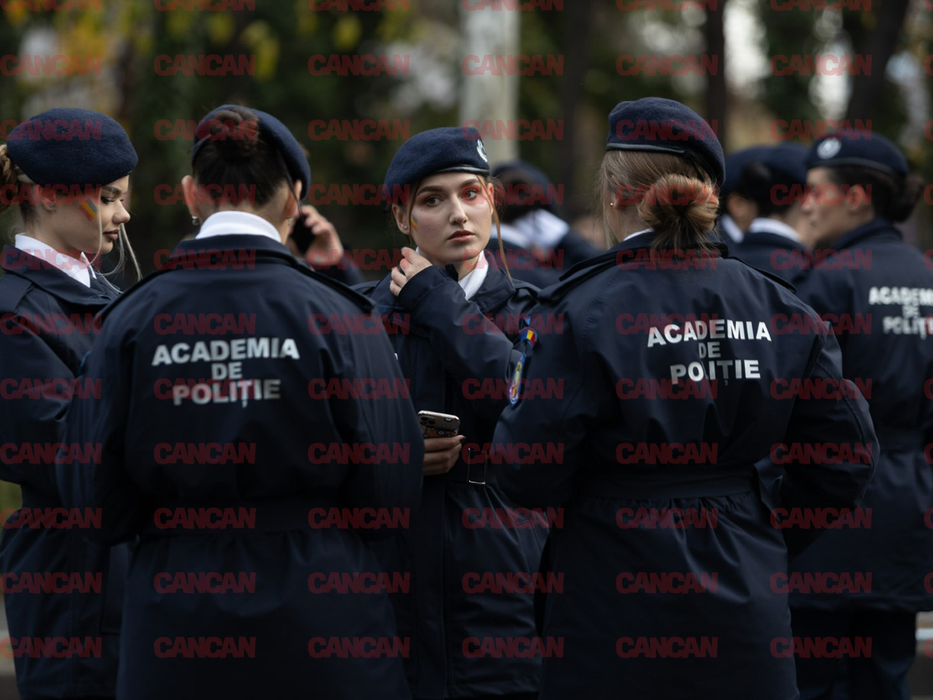 Imagini LIVE de la parada militară de 1 decembrie. Cum au apărut poliţistele la defilare. FOTO