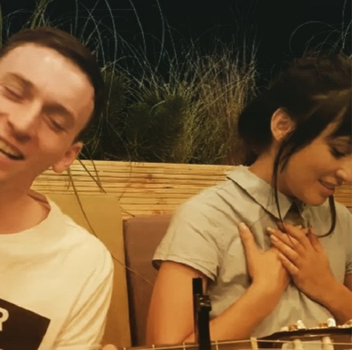 L-a părăsit, dar el i-a scris o piesă care a ajuns hit! Cine e femeia care l-a rănit pe Denis, solistul de la “The Motans”