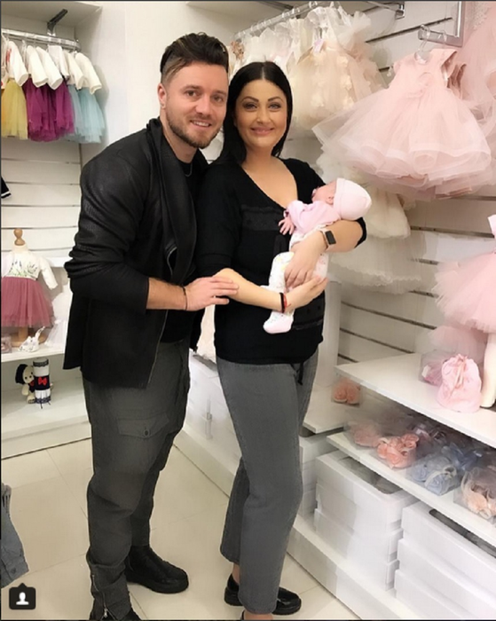 Prima ieşire la mall cu părinţii. Gabriela Clonda şi Tavi Clonda s-au asortat din cap până în picioare. Cum au îmbrăcat-o pe Victoria: „OMG, ce frumoşi sunteţi!”
