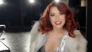 Pentru ei, Mos Craciun a venit mai devreme! Elena Gheorghe, cadou incendiar pentru fani
