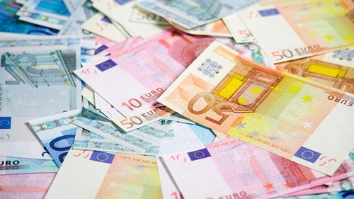 Cursul a fluctuat uşor în jurul nivelului de 4,54 lei/euro în prima oră a şedinţei