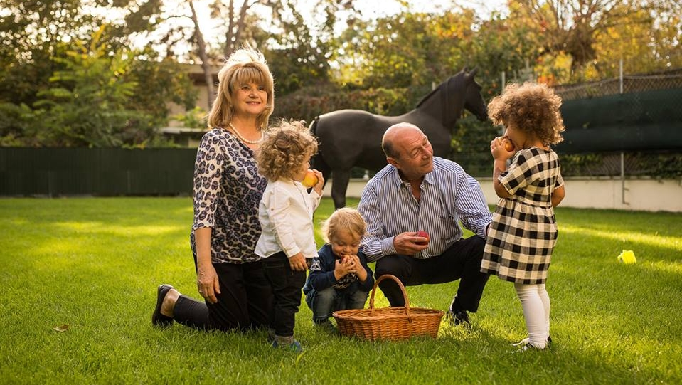 Traian Băsescu este cel mai fericit bunic. Absolut toți nepoții sunt niște bomboane de copii FOTO