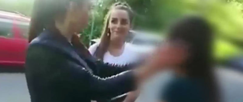 Tânăra este trasă de păr de una dintre agresoare