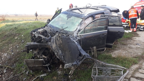 Accident grav în Bistrița-Năsăud, după ce o mașină a intrat în capul unui pod! Un mort și trei răniți