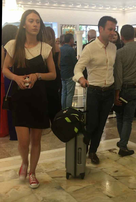 Robert Negoiţă şi iubita sa, Andreea, se îndreaptă spre ieşire