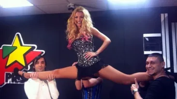 Andreea Bălan e într-o formă de zile mari! A făcut şpagatul pe umerii unor bărbaţi. Crezi că e indecentă sau doar elastică?