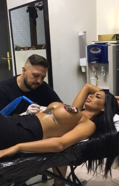 Renata a îndurat șase ore de durere pentru tatuajul preferat