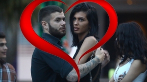 Imbratisari patimase si mangaieri suave pe… sani! Madalina Pamfile s-a cuplat cu un fundas celebru! Vezi cine e ultima “victima”!