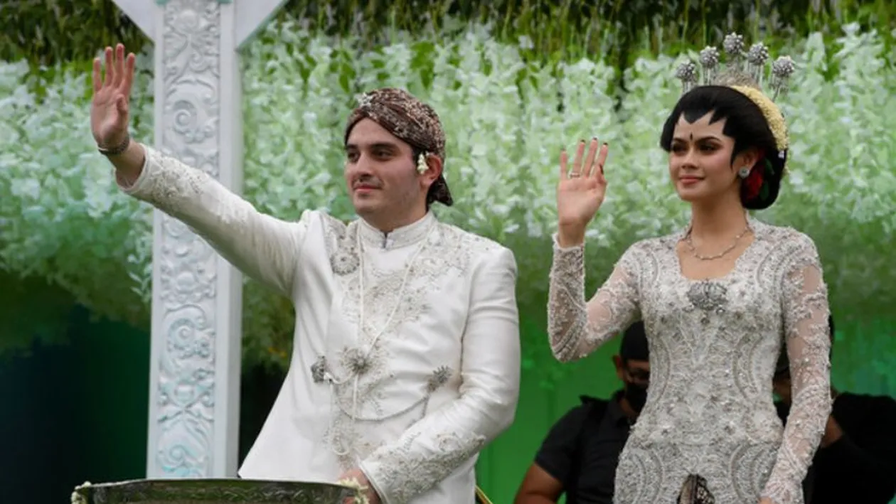 Au reușit să păcălească restricțiile impuse! Un cuplu a organizat o nuntă cu 10.000 de invitați. Cum a fost posibil