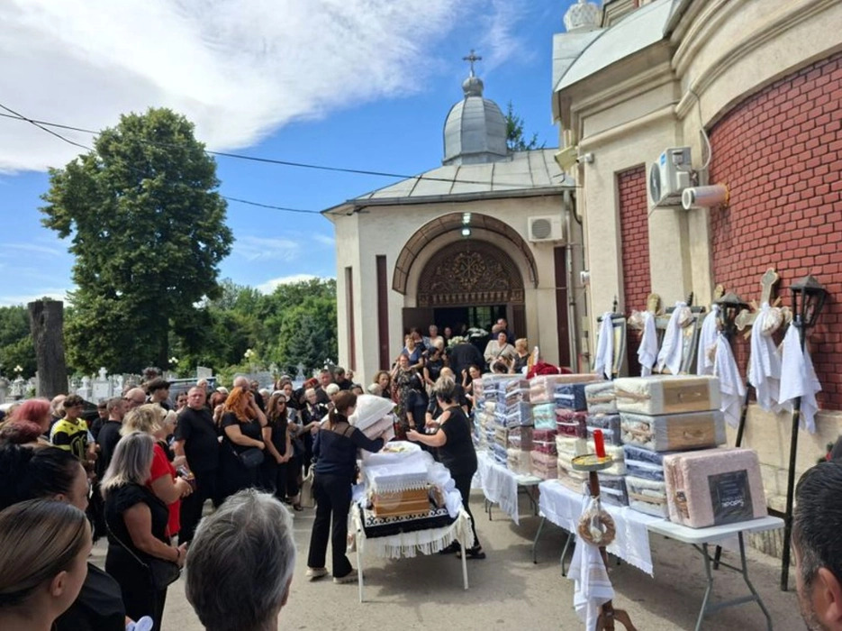 Durere fără margini la înmormântarea Cătălinei Rătoi. Mama polițistului Alexandru s-a stins după o lungă suferință