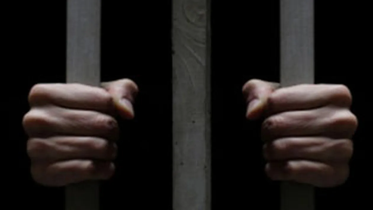 Patru agenti de paza au fost arestati dupa ce au sechestrat un barbat suspectat de incendiere!