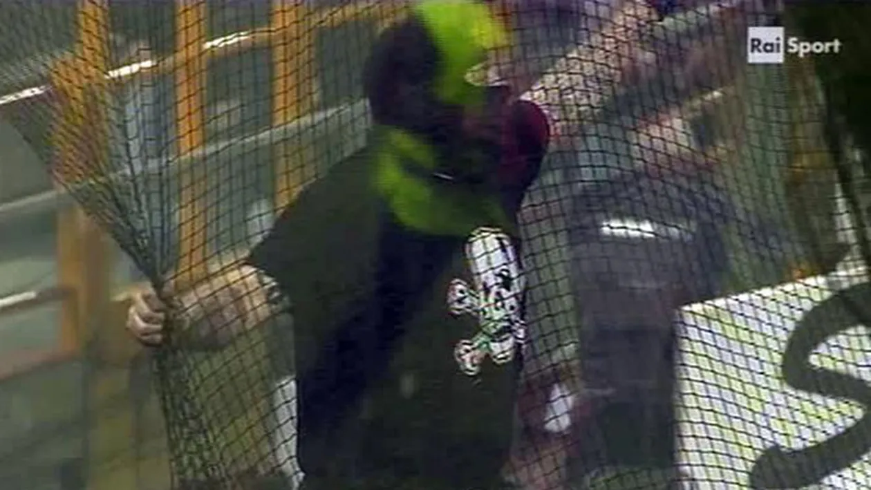 FOTO Suporterii sarbi au innebunit in meciul cu Italia! Partida a fost suspendata din cauza incidentelor de pe stadion!