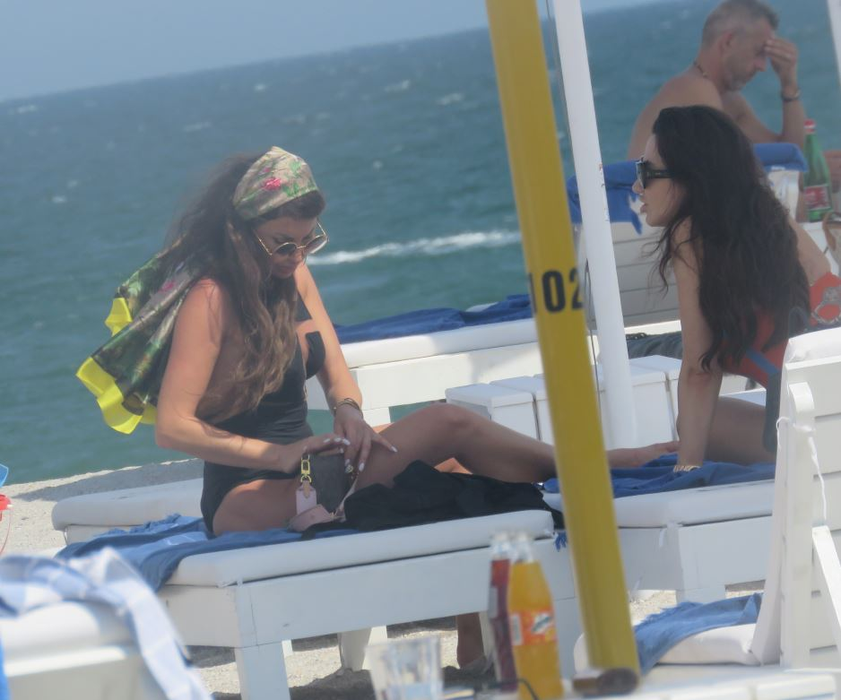 Roxana, la plajă, alături de o prietenă