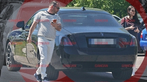 Bijuteria de 500.000 € a fost eclipsată. Paul Nicolau a coborat din Rolls, dar iubi a furat toate privirile