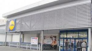 Jaf la un supermarket din Capitală! Hoţii au imobilizat trei angajate şi au furat 4.500 de lei