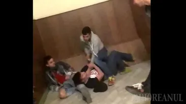Bă, îl omori! Bătaie cruntă între elevi, filmată pe holurile Liceului George Bariţiu din Oradea